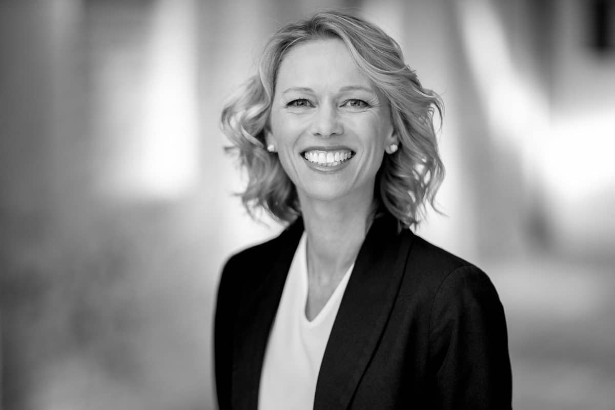 professional headshot of lady smiling - black and white photograph